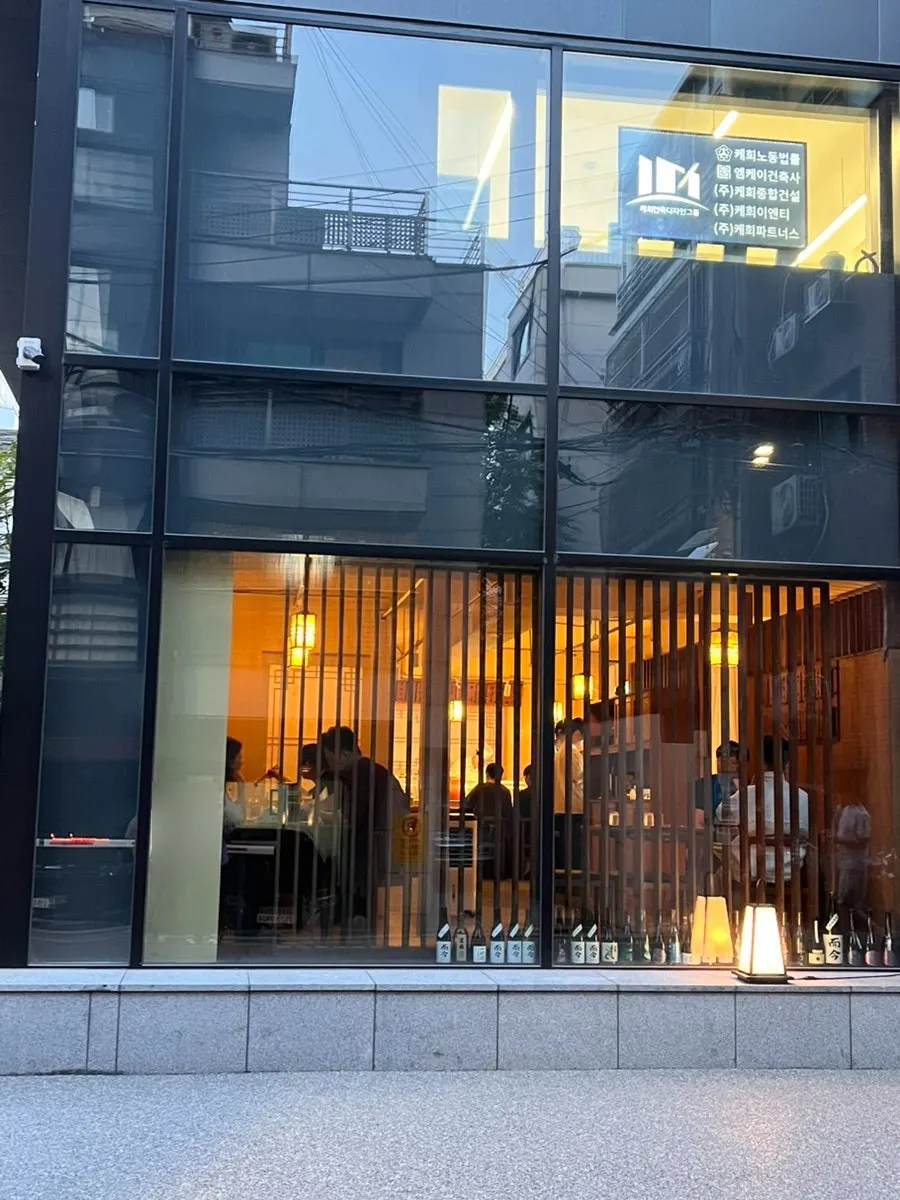 Exterior of the unmarked Sakai storefront in Seolleung