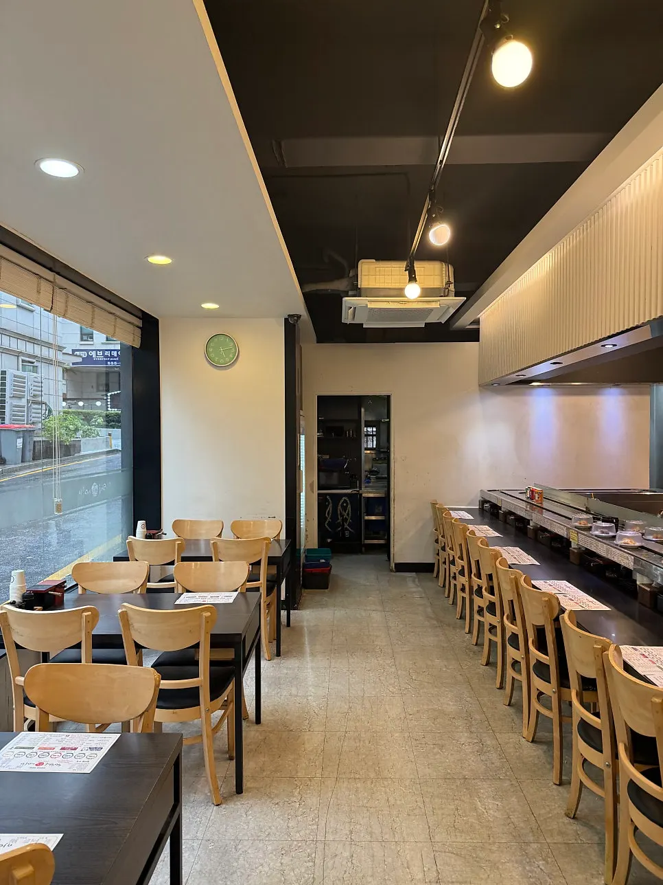 Interior of Sushi Maiu Seolleung Station Branch