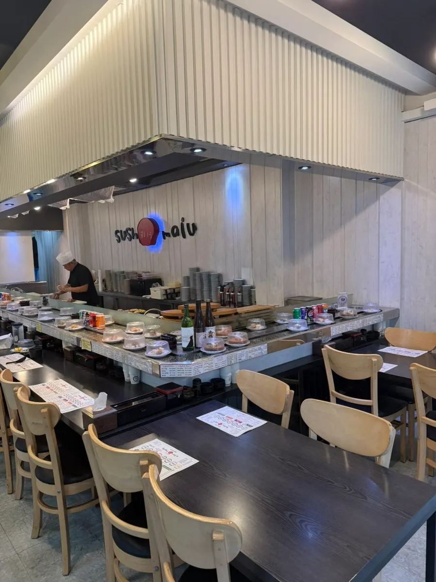 Bar seating for solo diners next to the conveyor rail