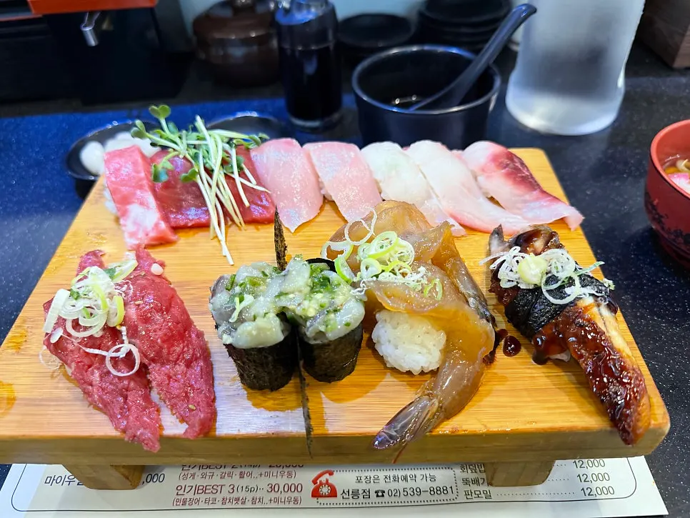 Sushi set including tuna belly and eel