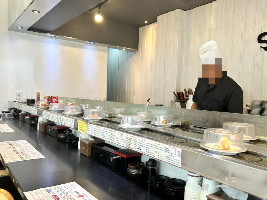 레일을 따라 지나가는 회전초밥