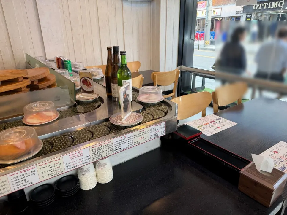 Seats along the rail with table seating further inside