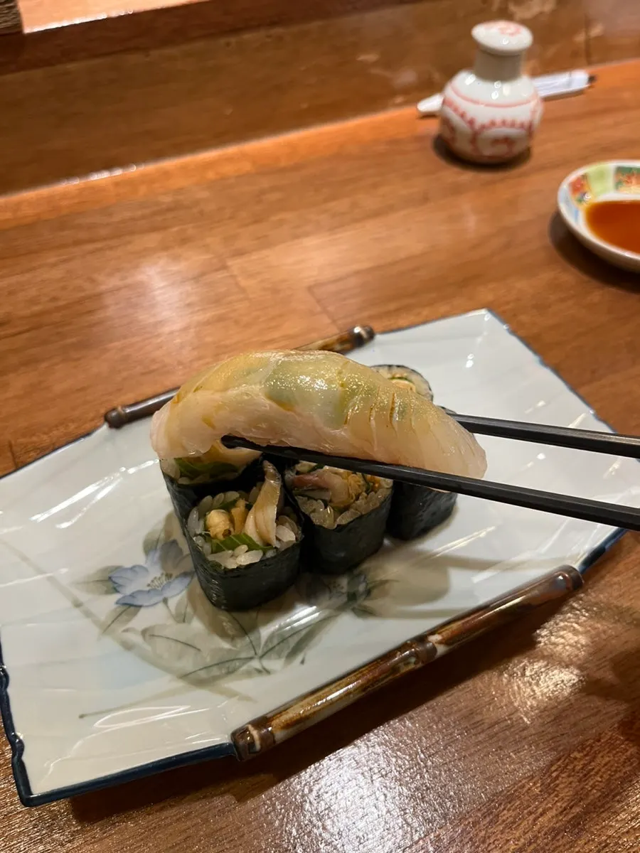 A single piece of mackerel-shiso hosomaki