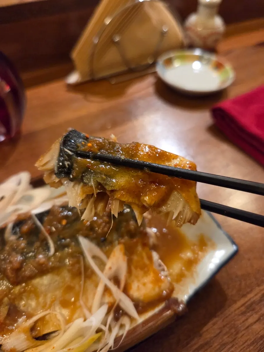 Cross-section of grilled mackerel showing dorsal and belly meat