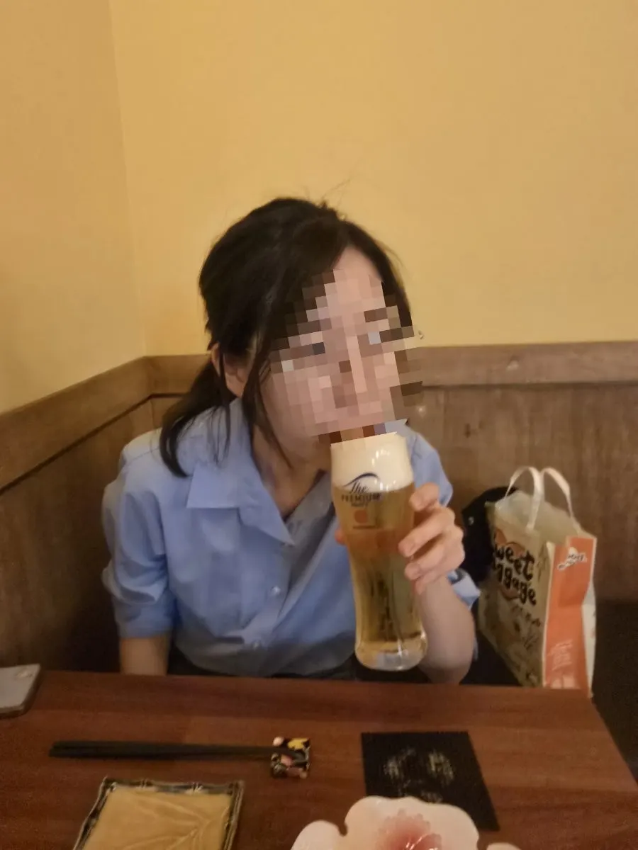 포테토 사라다와 함께 놓인 테이블 세팅