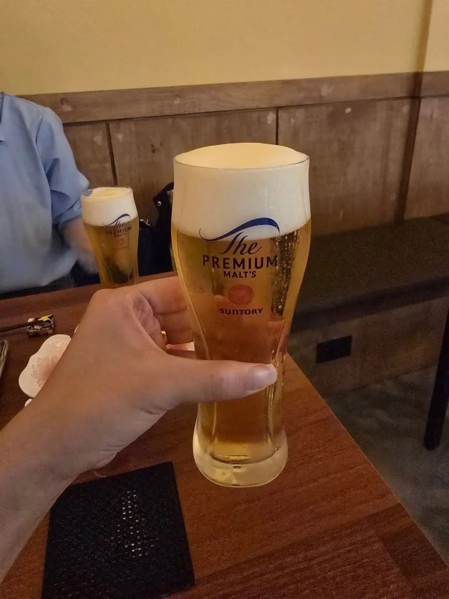 거품이 넘칠 듯한 산토리 생맥주 한 잔