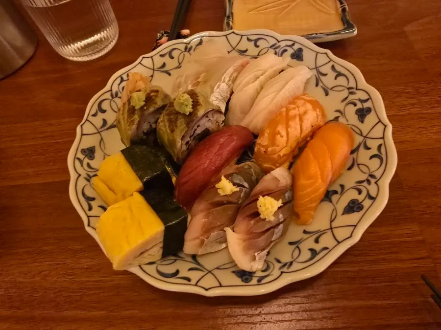 산토리 생맥주와 포테토 사라다를 함께 찍은 테이블