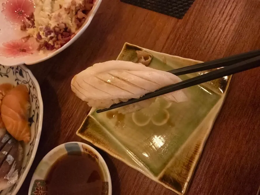 흰 살 생선 참돔 초밥 한 점