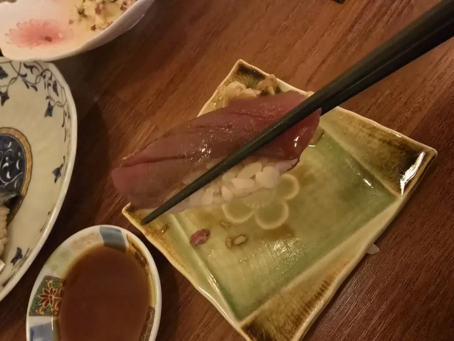 두껍게 썬 참치 아까미 초밥