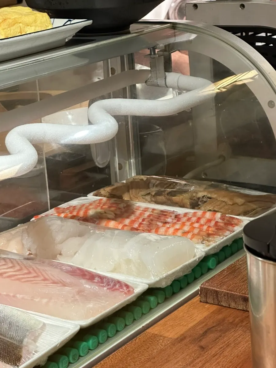 포스트잇과 볼펜이 놓인 다찌석 자리