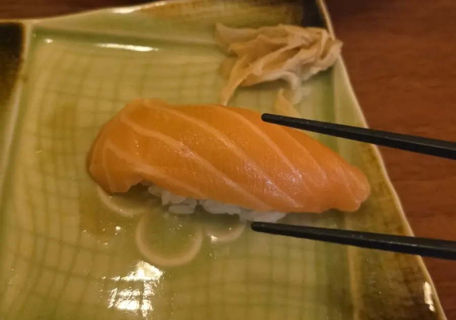 Amberjack nigiri eaten while listening to the server's explanation