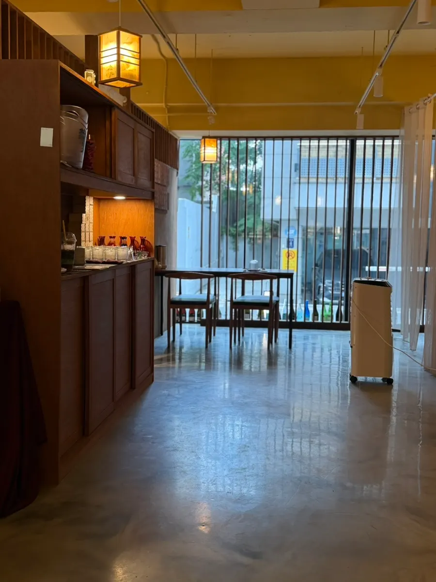 Counter seating and displayed glasses inside Sakai