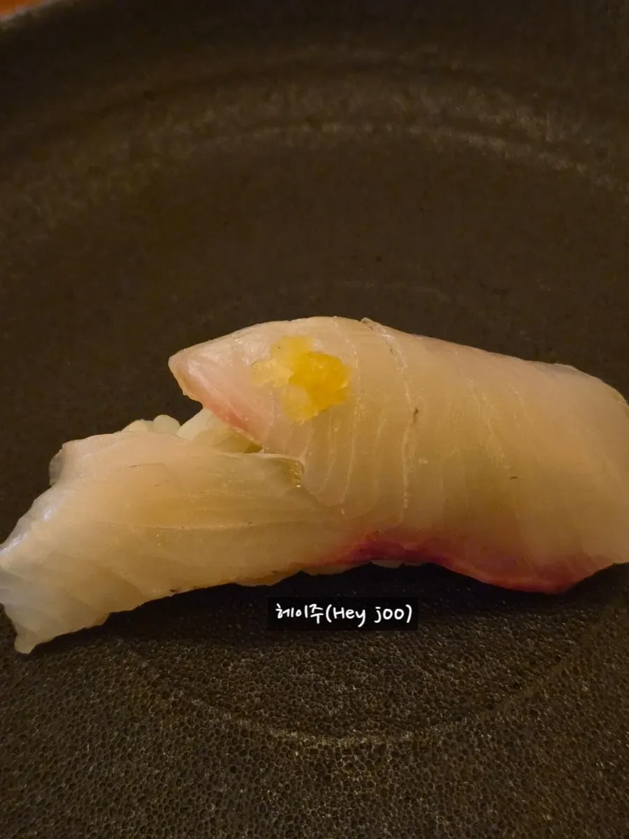 마늘이 올라간 사카이 잿방어 스시
