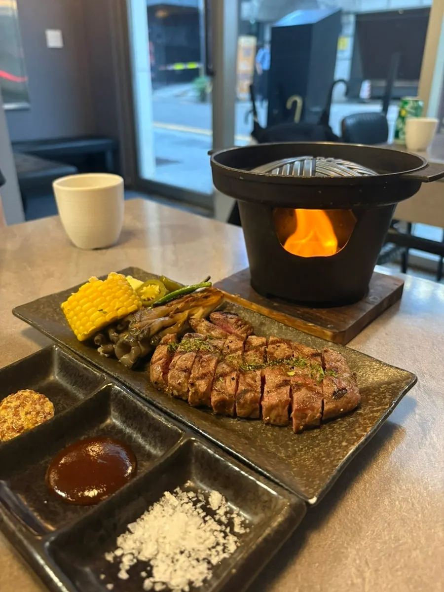 파스타와 스테이크가 차려진 한상세트