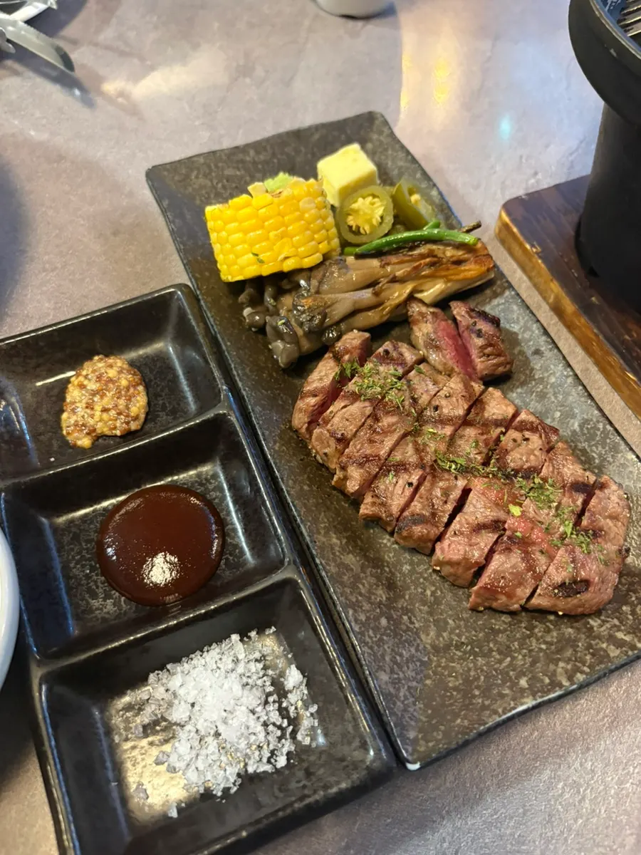 테이블 미니 화로 위 초벌 스테이크
