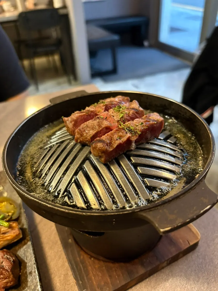 원하는 굽기로 익힌 스테이크 조각