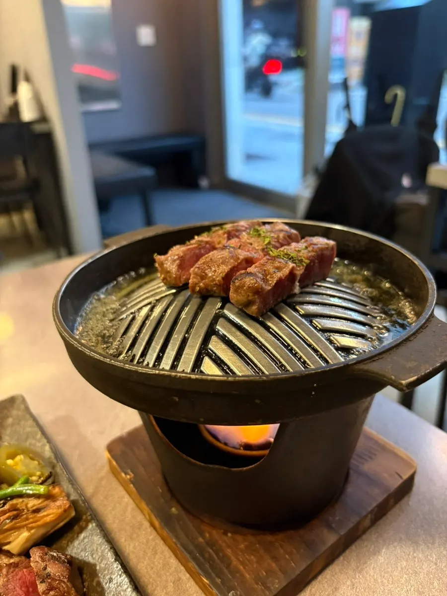 파스타와 스테이크 함께 놓인 테이블
