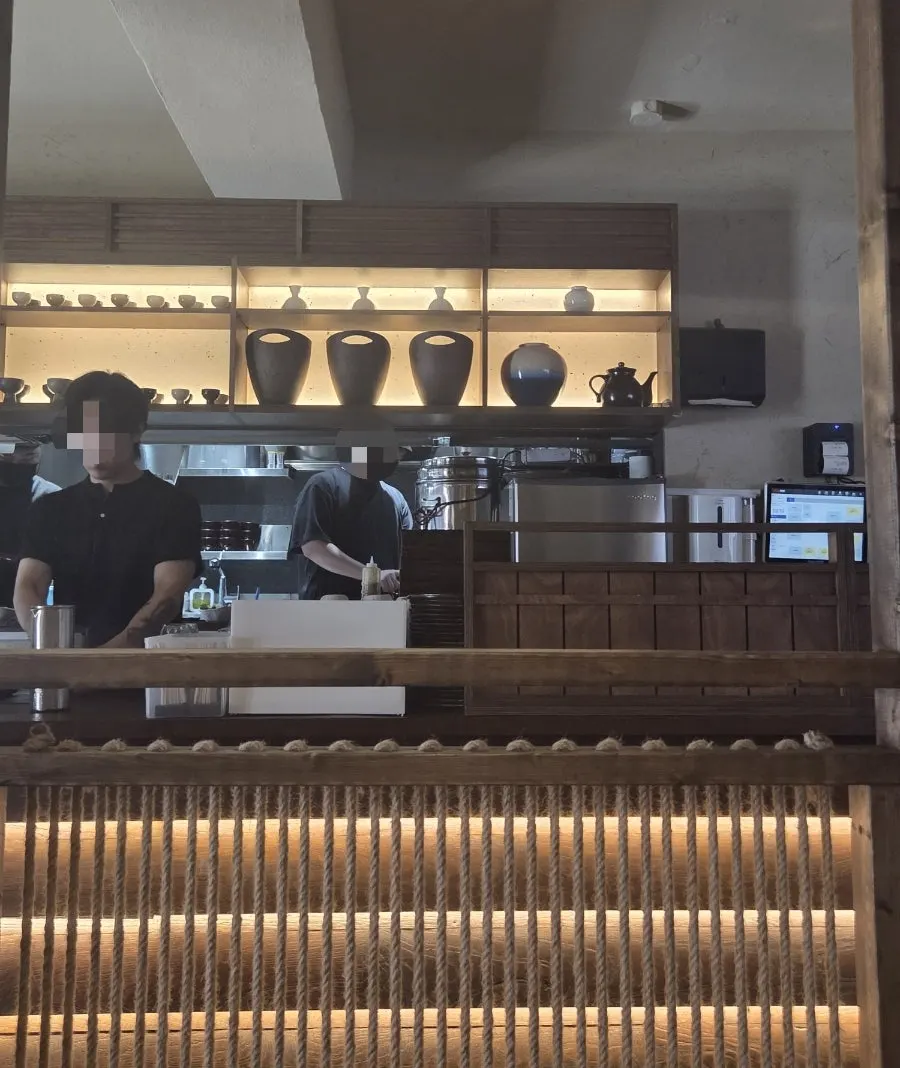 Manmok semi-open kitchen