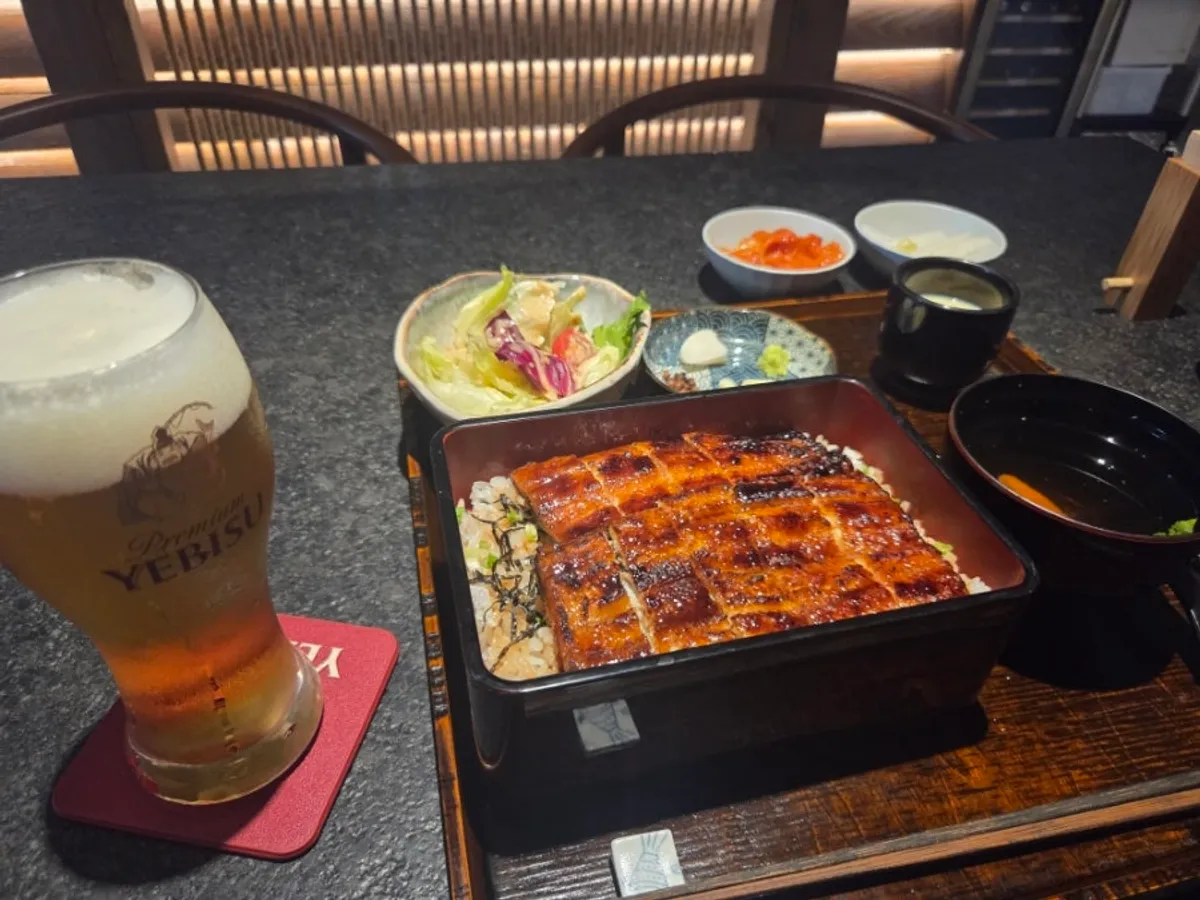 Glossy eel rice bowl