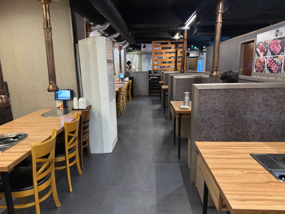 Booth seating with backrests in Uno's hall