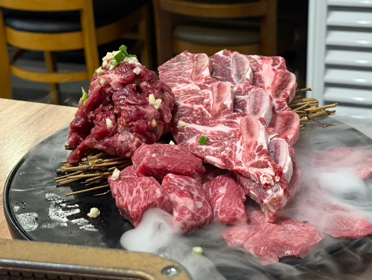 A plate of Uno galbi assortment 800g with four cuts