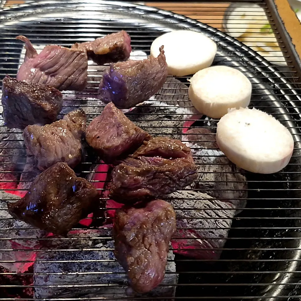 Diced kkotsal grilling on the pan