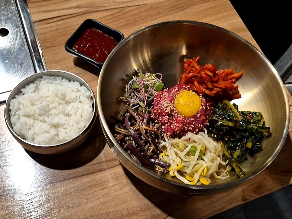 A bowl of hanwoo yukhoe bibimbap