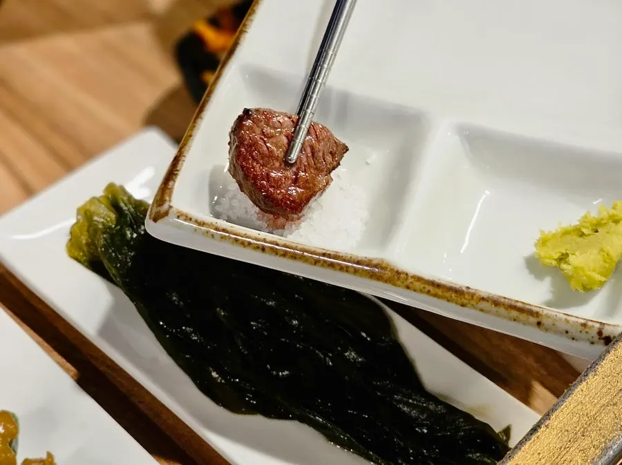 Grilled cubed flower-marbling meat and seonji haejangguk