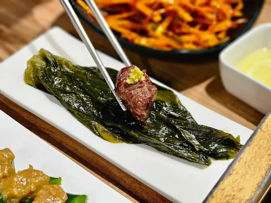Cubed flower-marbling meat with salt and wasabi