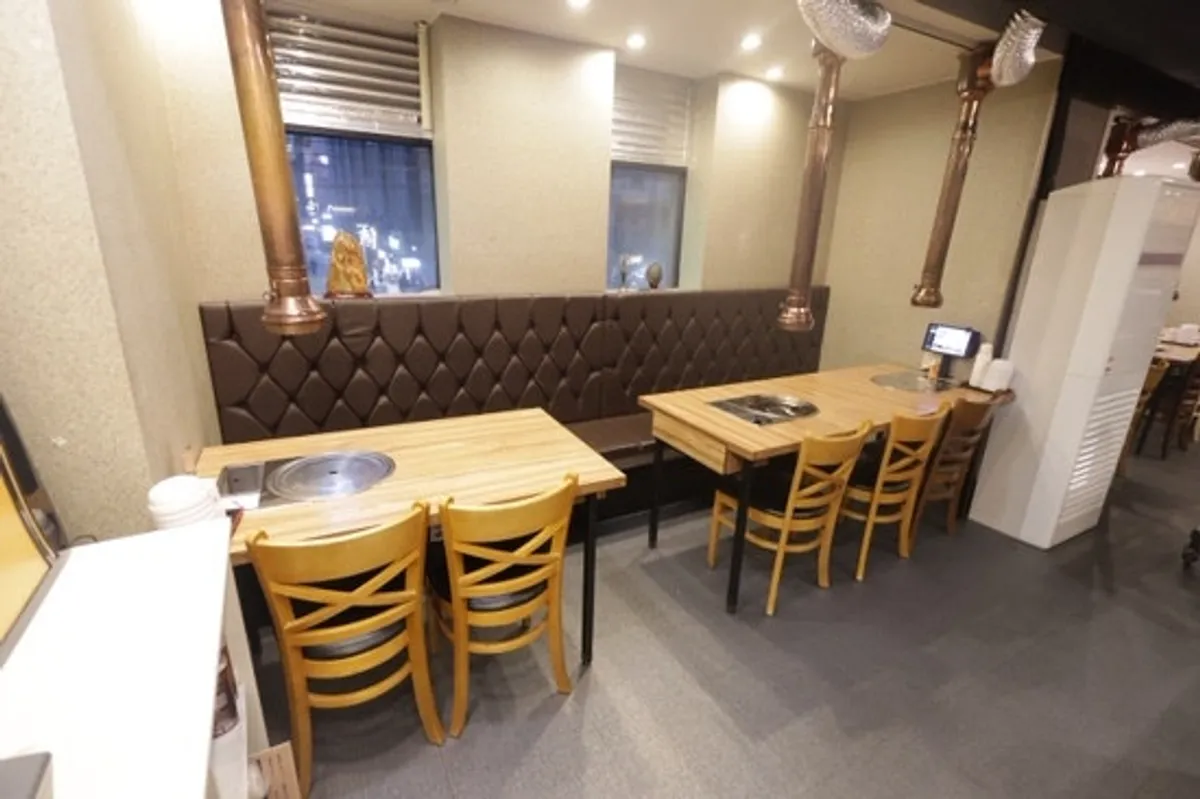 우노 내부 홀 좌석 전경