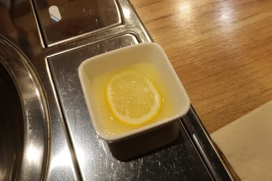 와사비와 소금이 담긴 앞접시
