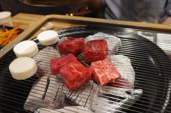 숯불 화로가 놓인 고기 불판