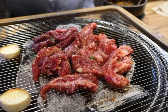 양념이 묻은 우노 양념갈비 생고기