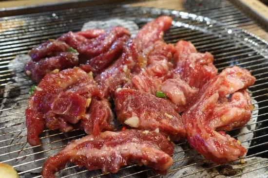 불판에 올린 양념갈비
