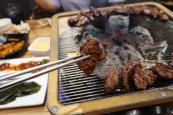 알맞게 익은 양념갈비 한 점