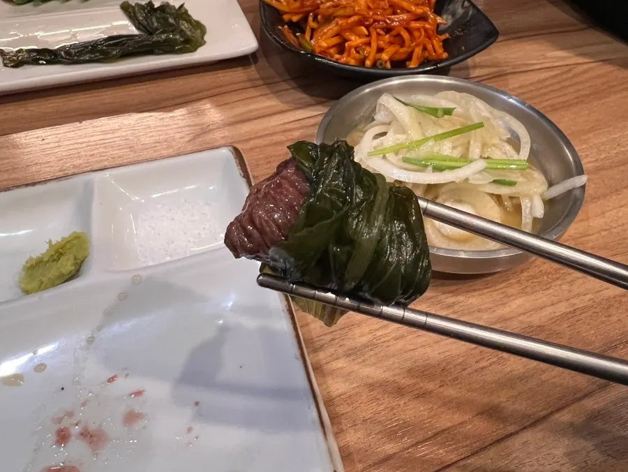 Korean beef kkotsal on a mountain garlic leaf