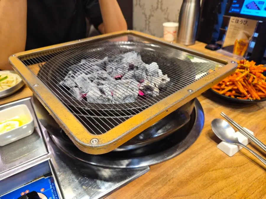 고기 주문 후 세팅된 불판과 레몬즙