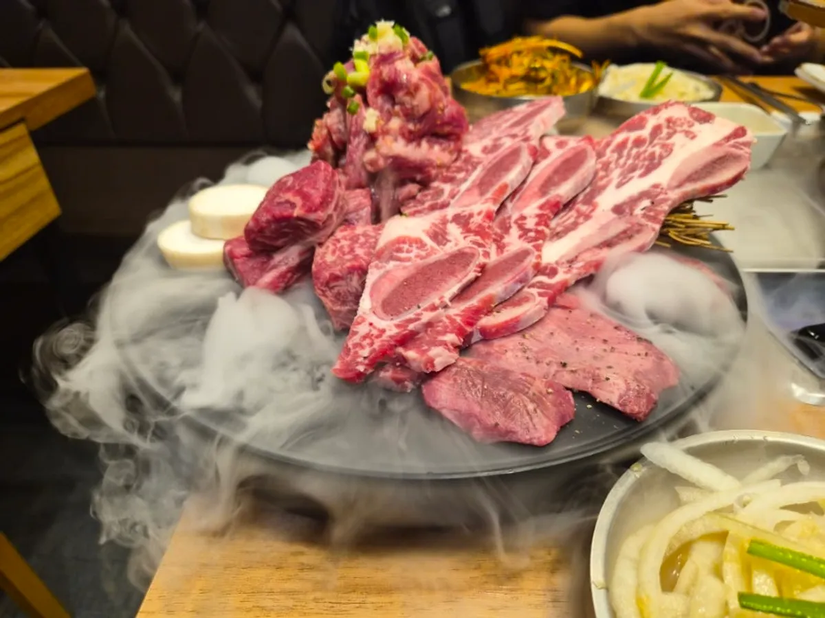 숯불갈비살·LA갈비·깍뚝꽃살·우설로 구성된 갈비모듬