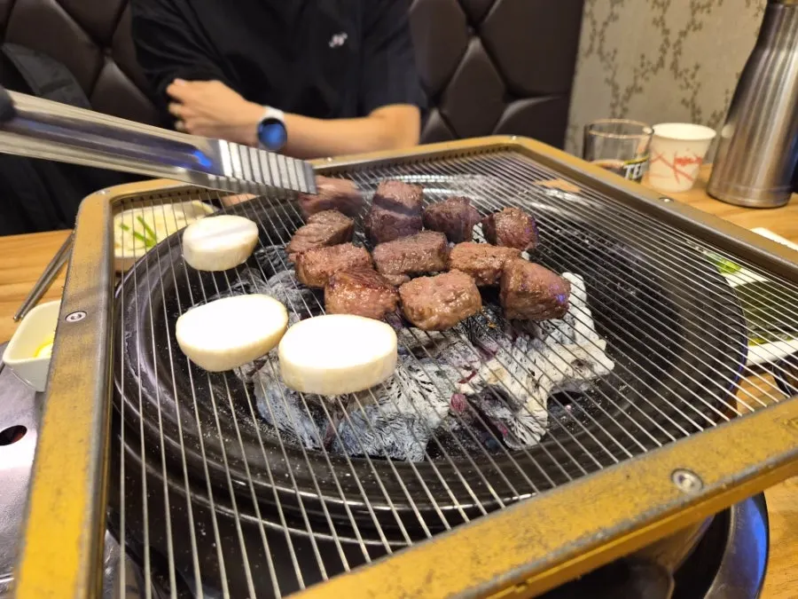 이븐하게 익은 깍뚝꽃살 굽는 모습