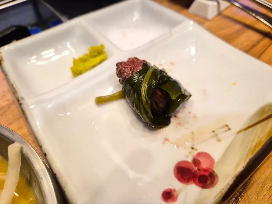 먹기 좋은 크기로 잘린 구운 꽃살
