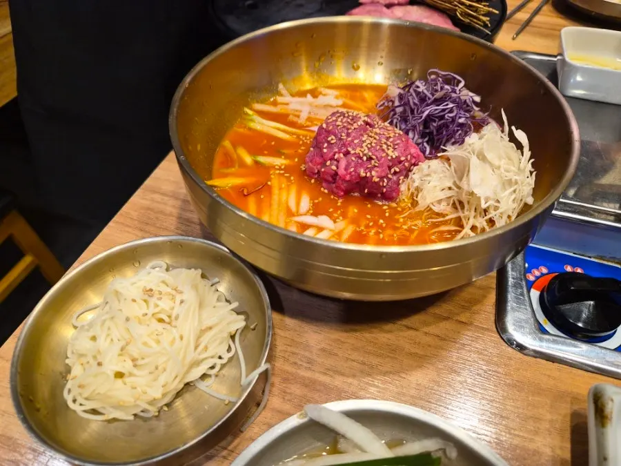 건더기가 실한 선지해장국 한 그릇