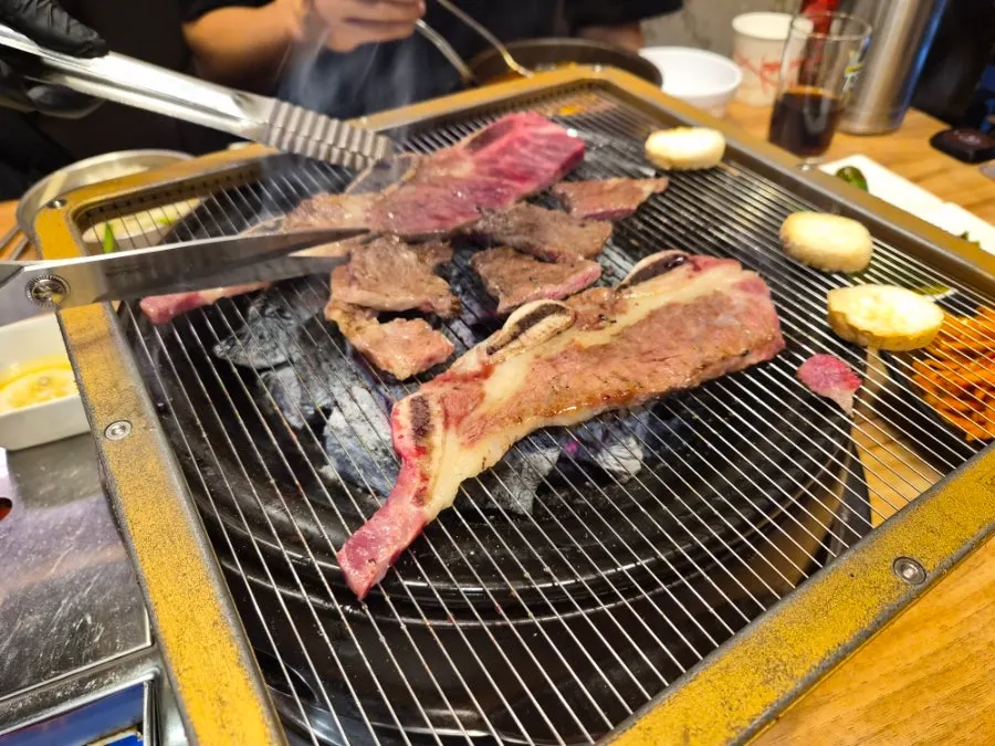 소면과 야채가 넉넉한 한우물회 15,000원