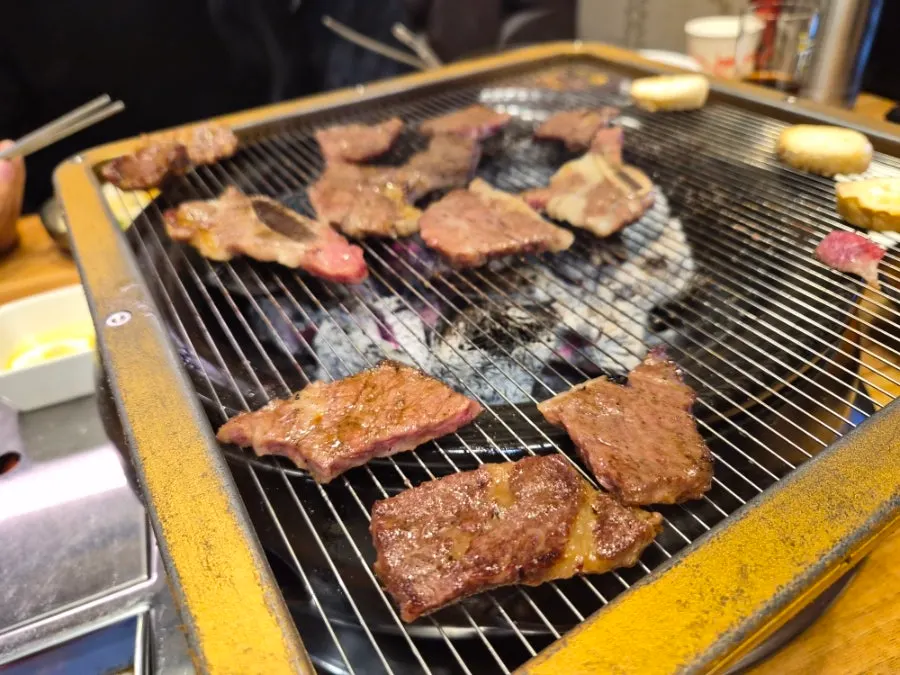 불판에서 구워지는 LA갈비