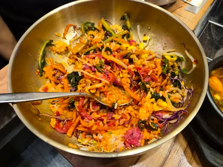 싹싹 비벼진 한우육회비빔밥