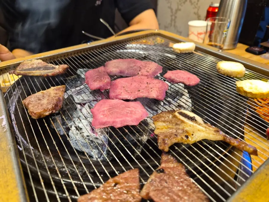 비빔밥을 덜어 담은 앞접시