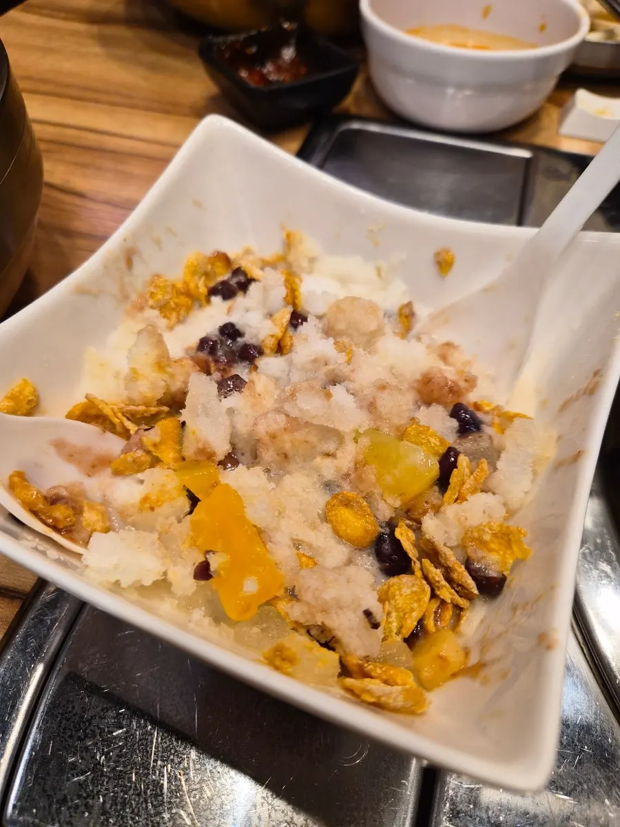 미숫가루가 올라간 서비스 팥빙수