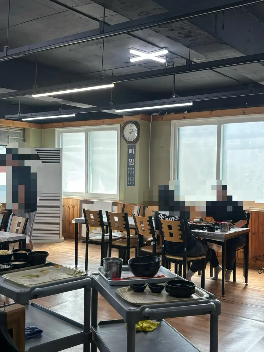 신발 벗고 들어가는 섬마을 내부 입구