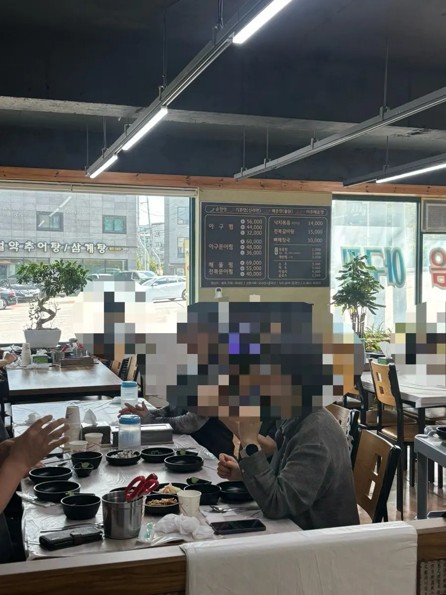 섬마을 좌식 테이블과 홀 좌석