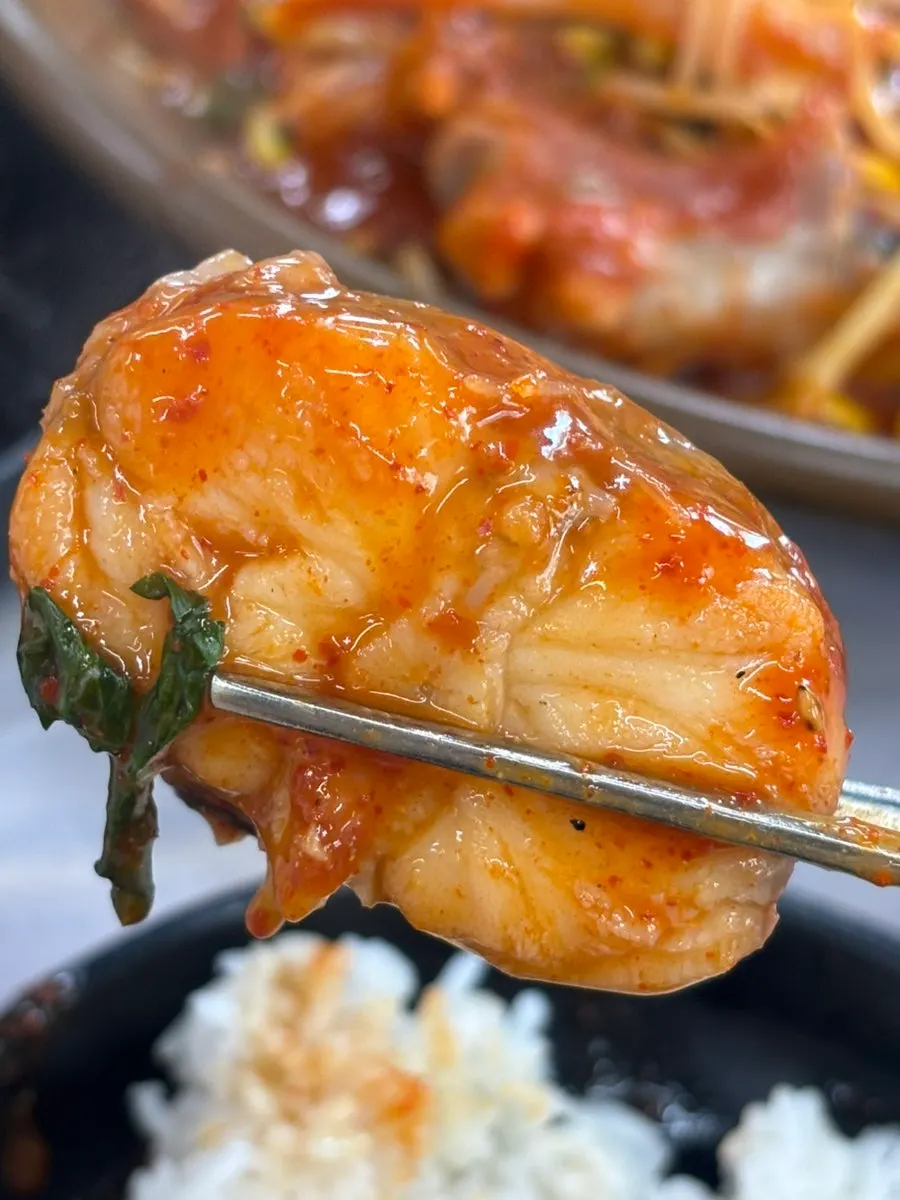 잘라낸 문어와 아구찜 양념