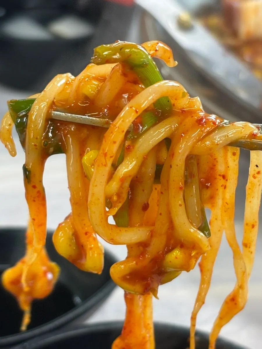 집어 올린 아구문어찜 한 점